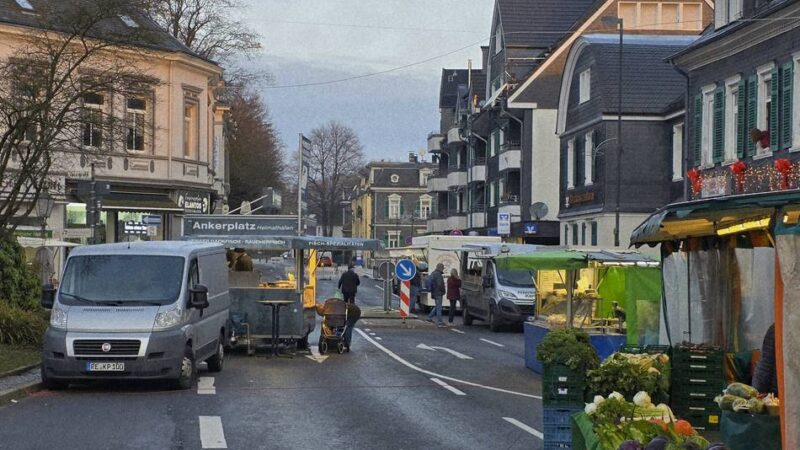 Hückeswagener Innenstadt: Wochenmarkt feiert Neustart auf dem Bahnhofsplatz