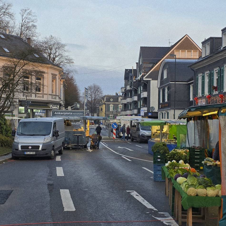 Hückeswagener Innenstadt: Wochenmarkt feiert Neustart auf dem Bahnhofsplatz