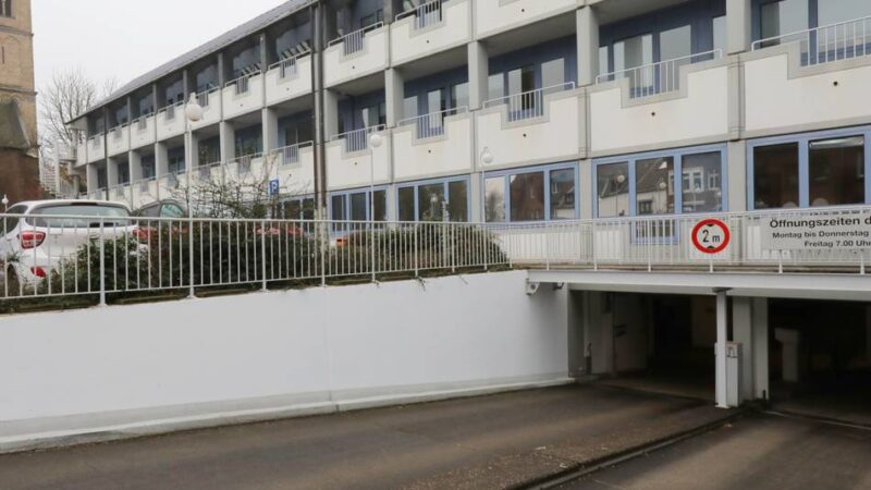 Parksuchverkehr in Rheinbergs City: CDU will zwei Stunden freies Parken