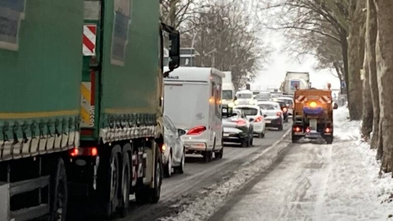 Unfälle mit Sommerreifen im Kreis Wesel: „Die Leute haben uns Anfang Januar die Bude eingerannt“