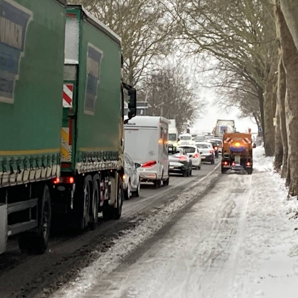 Unfälle mit Sommerreifen im Kreis Wesel: „Die Leute haben uns Anfang Januar die Bude eingerannt“