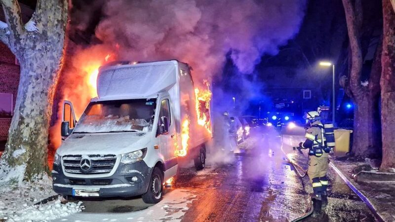 Spektakulärer Einsatz in Neuss: Kleinlaster geht in Flammen auf
