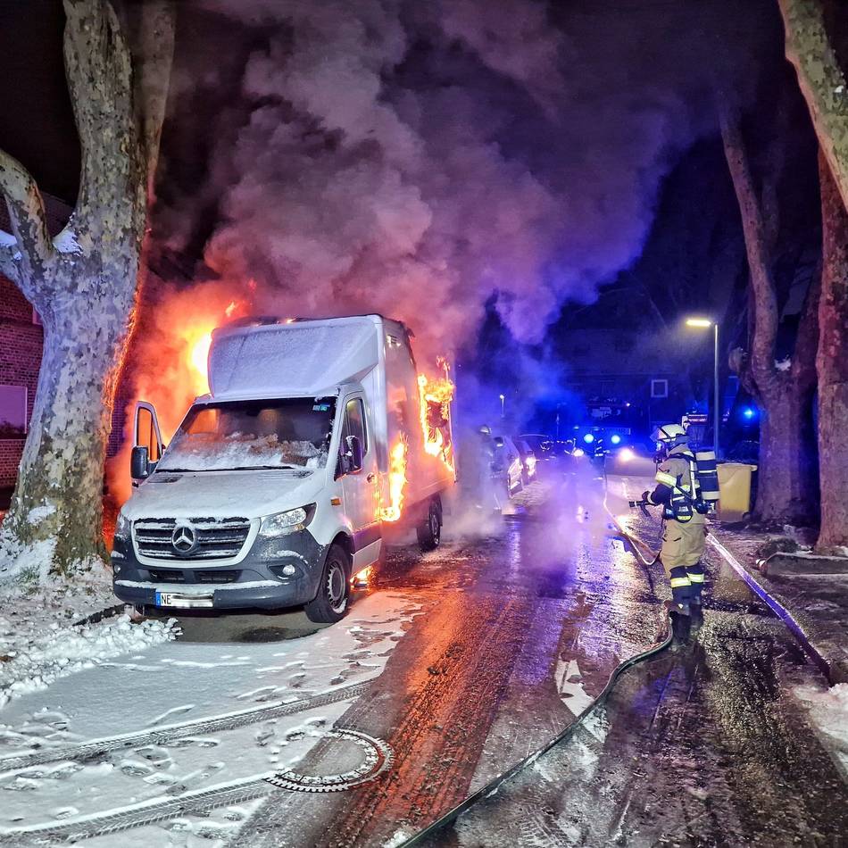 Spektakulärer Einsatz in Neuss: Kleinlaster geht in Flammen auf