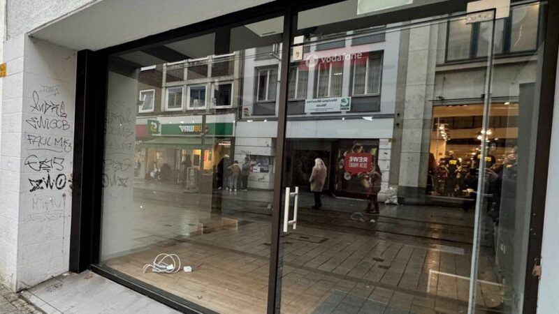 Geplante Neueröffnung am Neusser Büchel: Rätselraten um neues Café in der Innenstadt