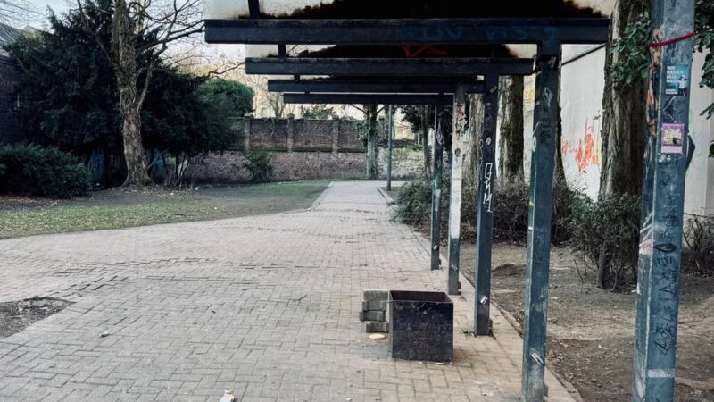 „Es sind unhaltbare Zustände“: Drogen-Spot an der Neusser Stadthalle wird dichtgemacht