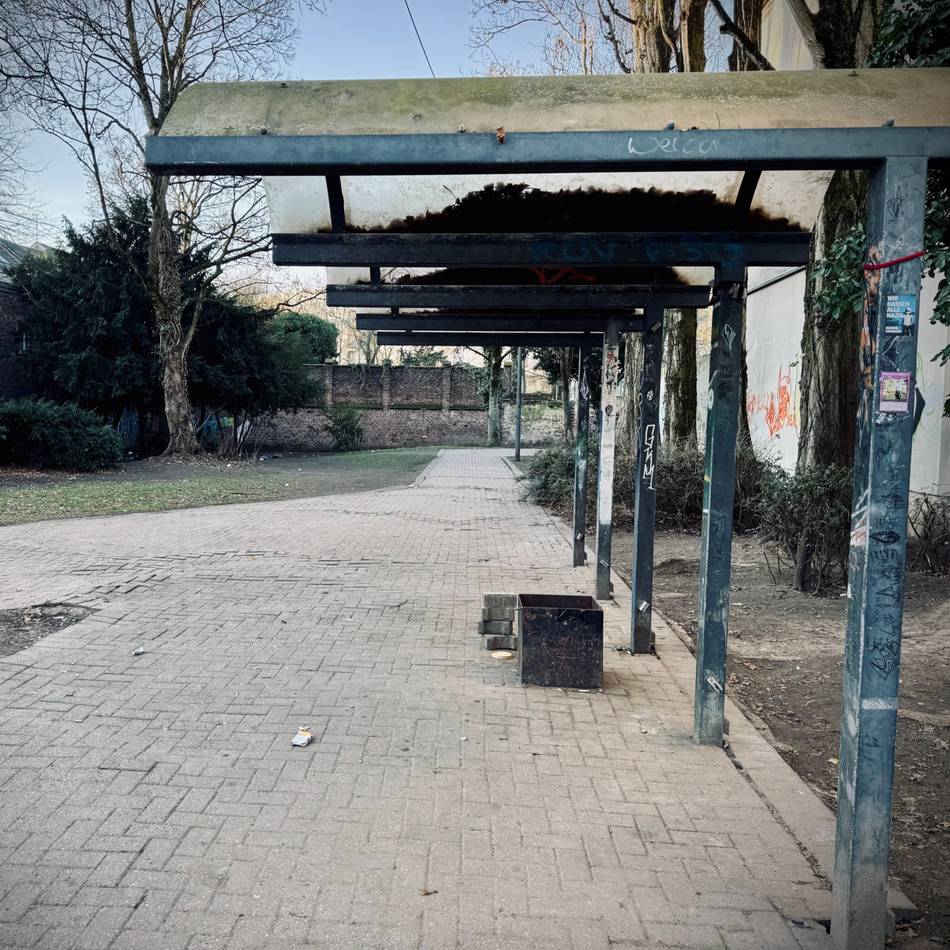 „Es sind unhaltbare Zustände“: Drogen-Spot an der Neusser Stadthalle wird dichtgemacht