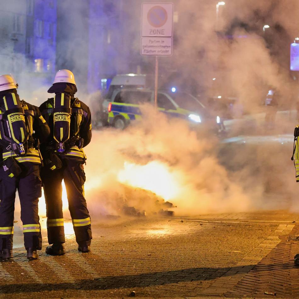 Polizei Mettmann zieht Bilanz zur Silvesternacht: Feuerwerkskörper beschädigt Auto und Carport
