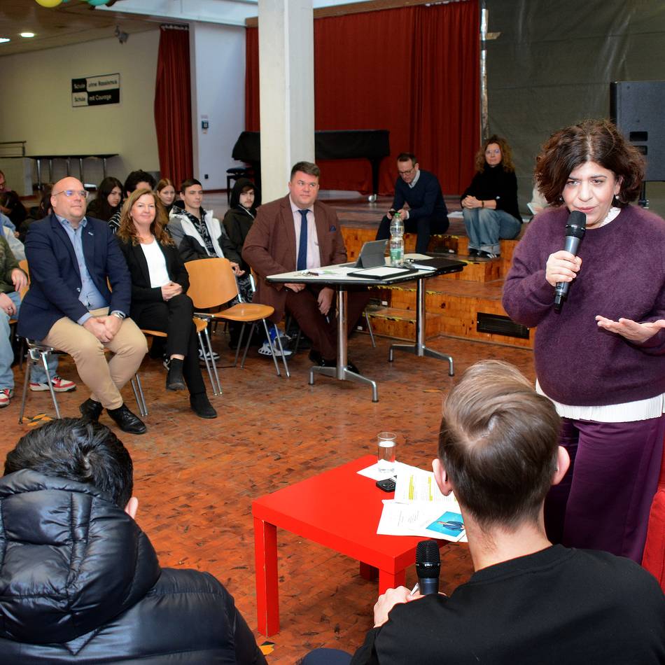 Landtagsvizepräsidentin besucht Realschule Kaarst: „Man arbeitet nicht als Politiker, um reich zu werden“
