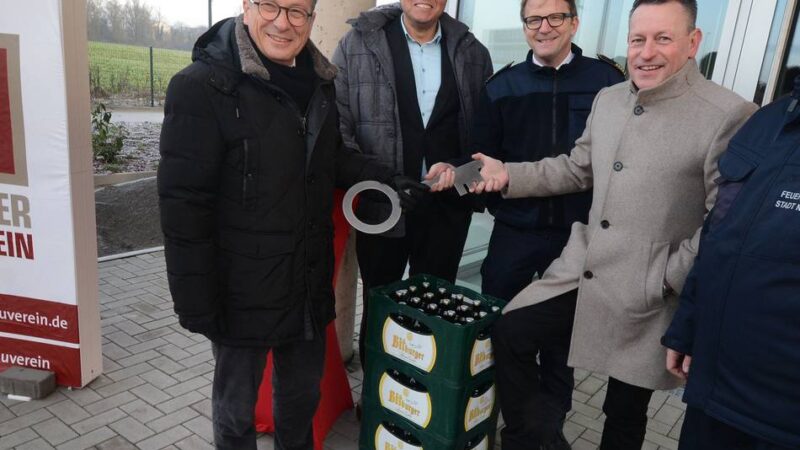 Feuerwehr Neuss jetzt mit zwei Standorten: Schlüsselübergabe für die Feuerwache Süd