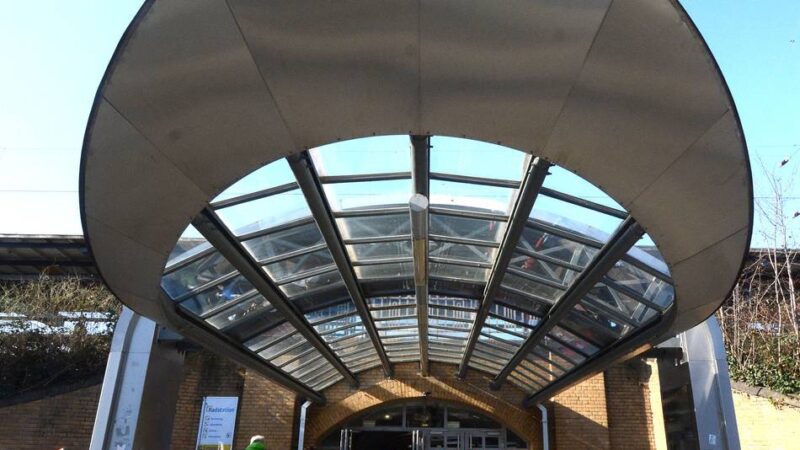 Täter war auffallend zahnlos: Nächtlicher Überfall auf 18-Jährigen am Hauptbahnhof