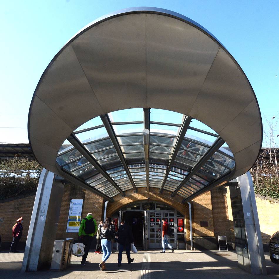 Täter war auffallend zahnlos: Nächtlicher Überfall auf 18-Jährigen am Hauptbahnhof