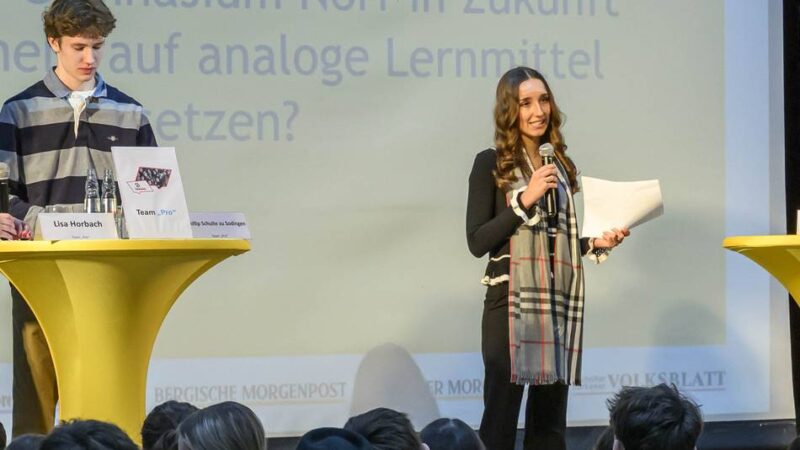 Neusser Schüler glänzen bei Wettbewerb: Analog oder digital – so diskutiert man darüber richtig