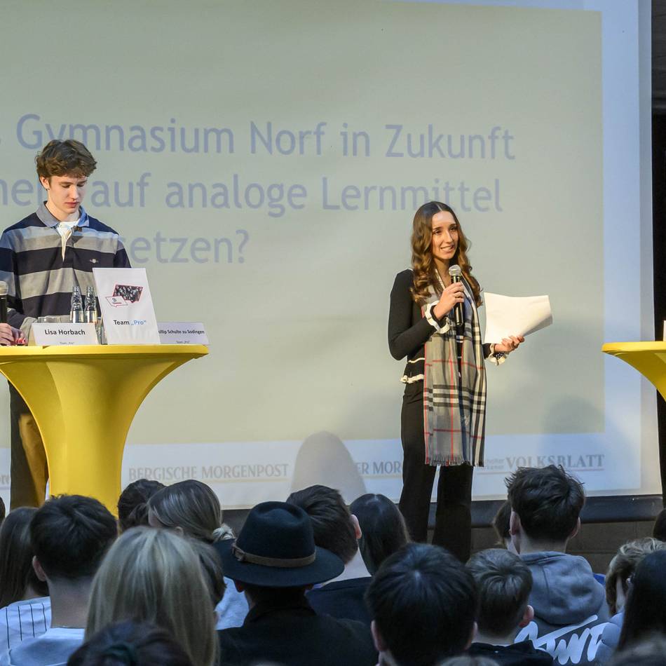 Neusser Schüler glänzen bei Wettbewerb: Analog oder digital – so diskutiert man darüber richtig