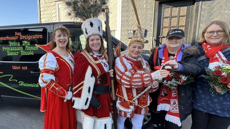Närrische Zeit in Wermelskirchen: Dreigestirn flitzt jetzt im „Prinzenbus“ durch die Session