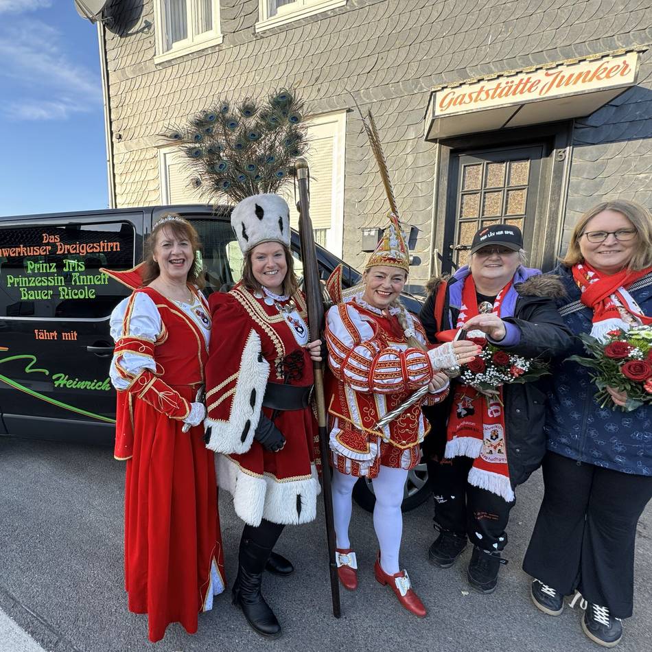 Närrische Zeit in Wermelskirchen: Dreigestirn flitzt jetzt im „Prinzenbus“ durch die Session