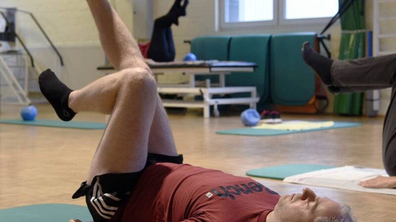 Angebot der VHS Mettmann/Wülfrath: Pilates dehnt und kräftigt die Muskeln