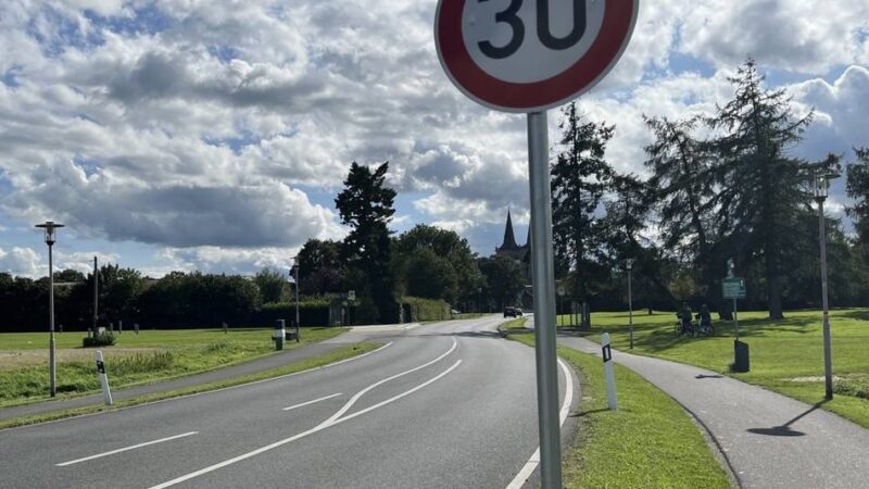 Verkehrsberuhigung in Xanten: Bürgerin fordert Aufhebung von Tempo 30 nachts auf Straße „Am Rheintor“