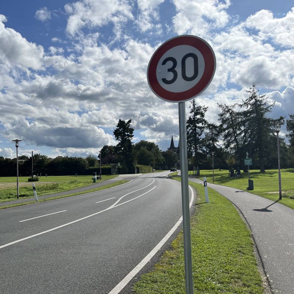 Verkehrsberuhigung in Xanten: Bürgerin fordert Aufhebung von Tempo 30 nachts auf Straße „Am Rheintor“