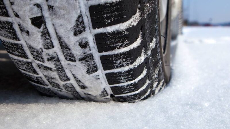 Wintereinbruch in Ratingen: Mit Sommerreifen durch den Schnee