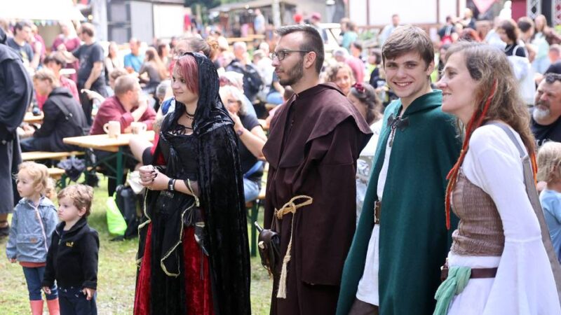 Was die MGMG 2026 in Mönchengladbach plant: Ein Trödelmarkt auf dem Europaplatz und das Ritterfest zieht zum Schloss Wickrath