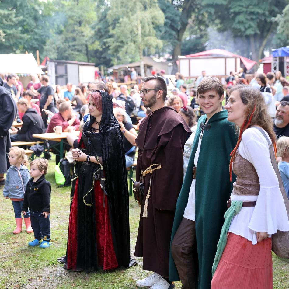 Was die MGMG 2026 in Mönchengladbach plant: Ein Trödelmarkt auf dem Europaplatz und das Ritterfest zieht zum Schloss Wickrath