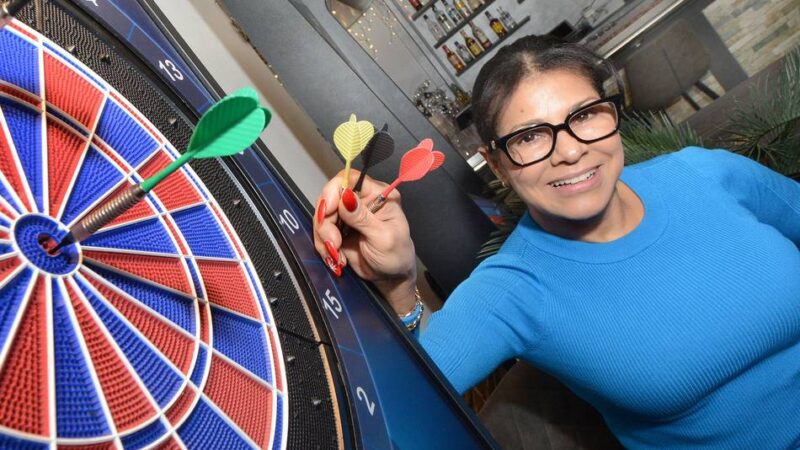 Kurz nach der WM in England: In diesen Neusser Kneipen kann man Darts spielen