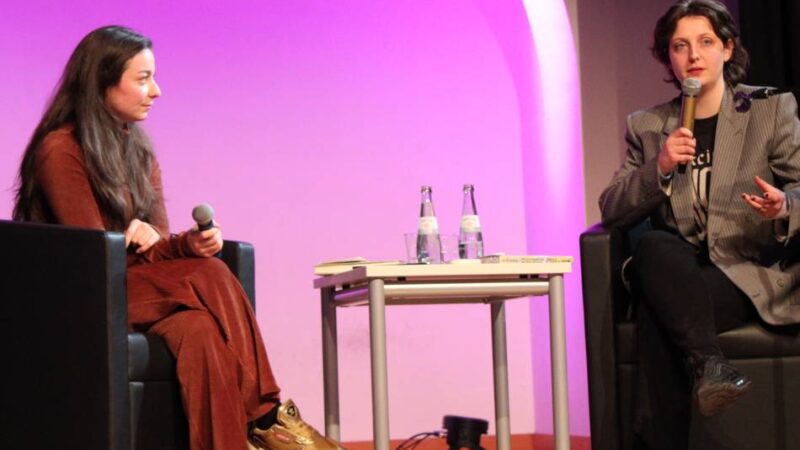 Ehemalige Abiturientin zu Besuch in Neuss: So war die Lesung von Fiona Sironic am Marie-Curie-Gymnasium