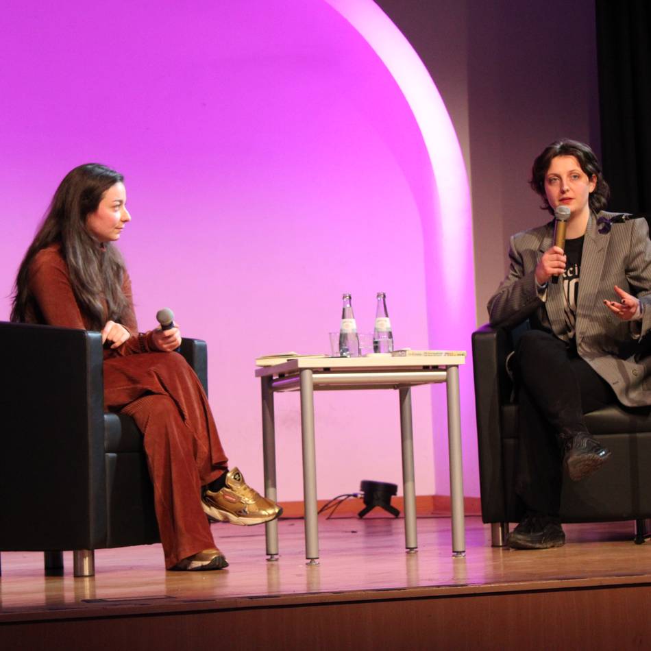 Ehemalige Abiturientin zu Besuch in Neuss: So war die Lesung von Fiona Sironic am Marie-Curie-Gymnasium