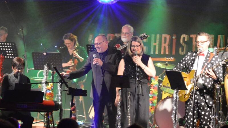 „Stephanus-Combo“ in Wermelskirchen- Neuenhaus: Ein Konzertabend voller weihnachtlichem Glanz