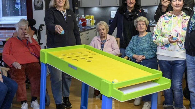 Übergabe durch die Kaarster Holzhandwerker: Kugelbahn bringt Bewegung ins Johanniter-Zentrum