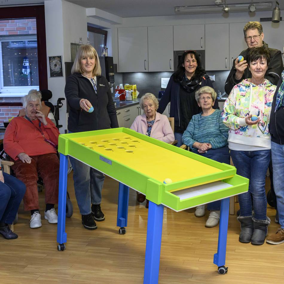 Übergabe durch die Kaarster Holzhandwerker: Kugelbahn bringt Bewegung ins Johanniter-Zentrum