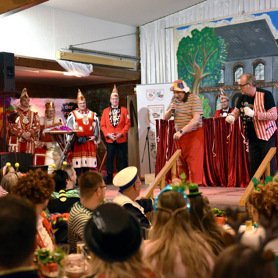 Karneval in Dormagen: Rentiere und Froschkönigin feiern zu „Bella, bella Napoli“