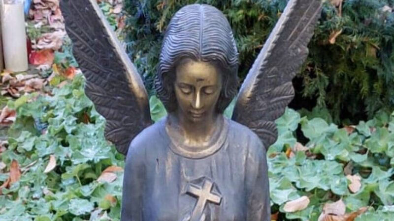 Friedhof im Hoserkirchweg Viersen: Bronzene Engelsfigur von Grab gestohlen