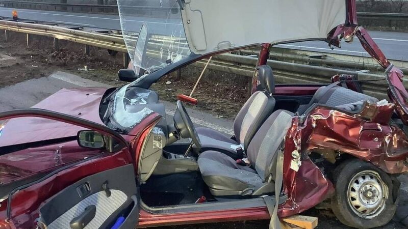 Emmerich: Fahrer eingeklemmt – Feuerwehr hilft auf der Autobahn