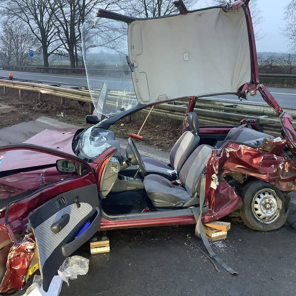 Emmerich: Fahrer eingeklemmt – Feuerwehr hilft auf der Autobahn