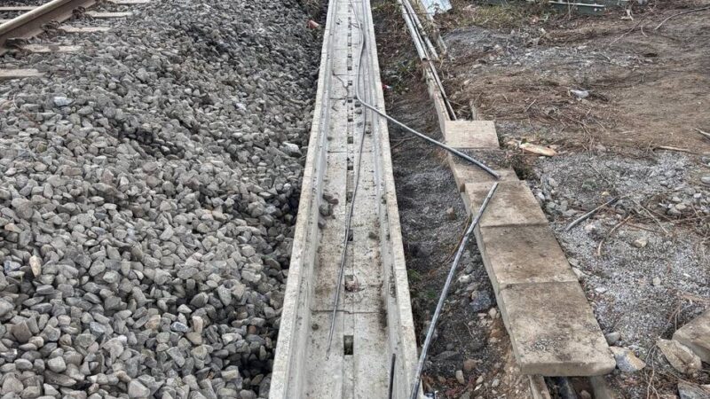 Staatsschutz ermittelt: Sabotage? Unbekannte schneiden Regiobahn-Kabel durch