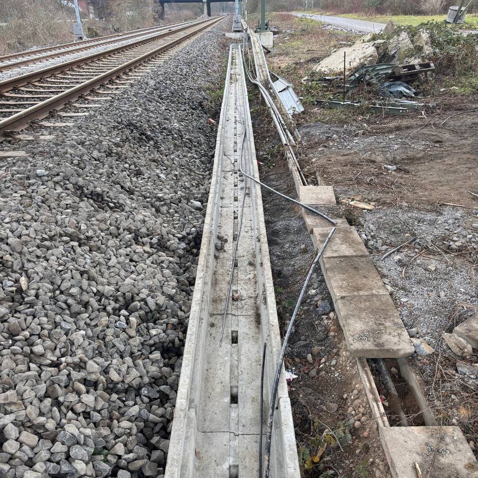 Staatsschutz ermittelt: Sabotage? Unbekannte schneiden Regiobahn-Kabel durch