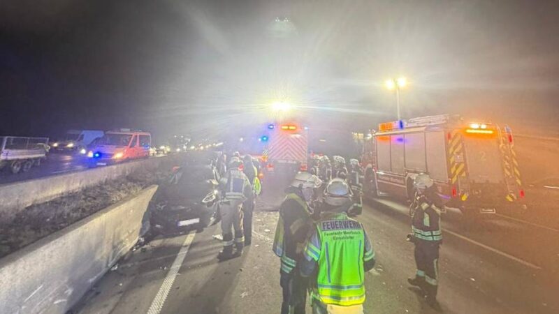 Einsatz der Meerbuscher Feuerwehr: Zwei Schwerverletzte bei Unfall auf der A57