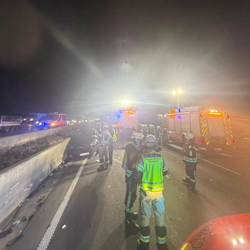 Einsatz der Meerbuscher Feuerwehr: Zwei Schwerverletzte bei Unfall auf der A57
