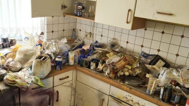Ein Entrümpler packt aus: „Du betrittst die Wohnung eines Mannes im Anzug – und übergibst dich“