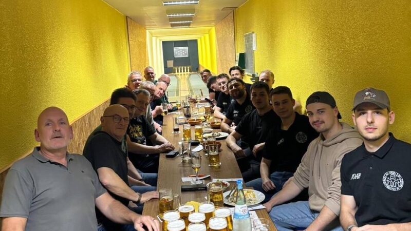 Jährlicher Wanderpokal : Alt gegen Jung gewinnt beim Kegelwettkampf