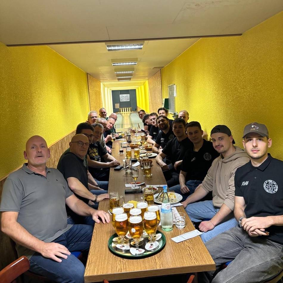 Jährlicher Wanderpokal : Alt gegen Jung gewinnt beim Kegelwettkampf