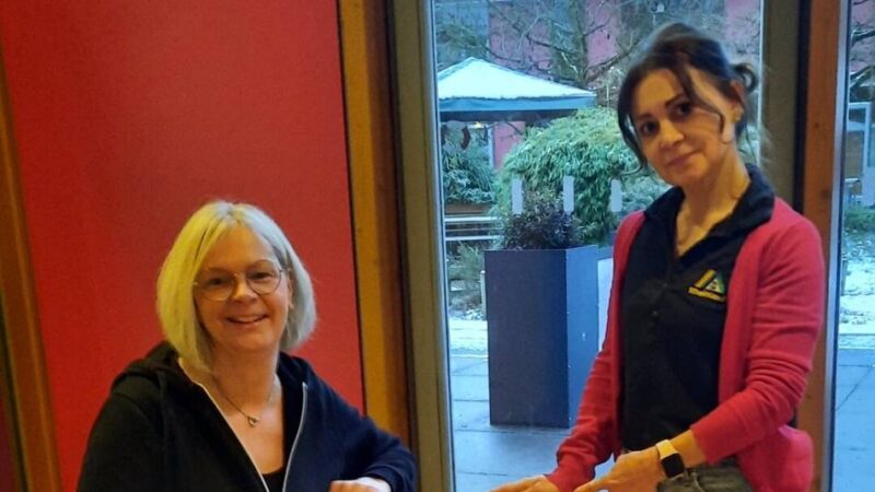 Orangefarbener Stuhl aufgestellt: Jugendherberge Xanten setzt Zeichen gegen Gewalt an Frauen