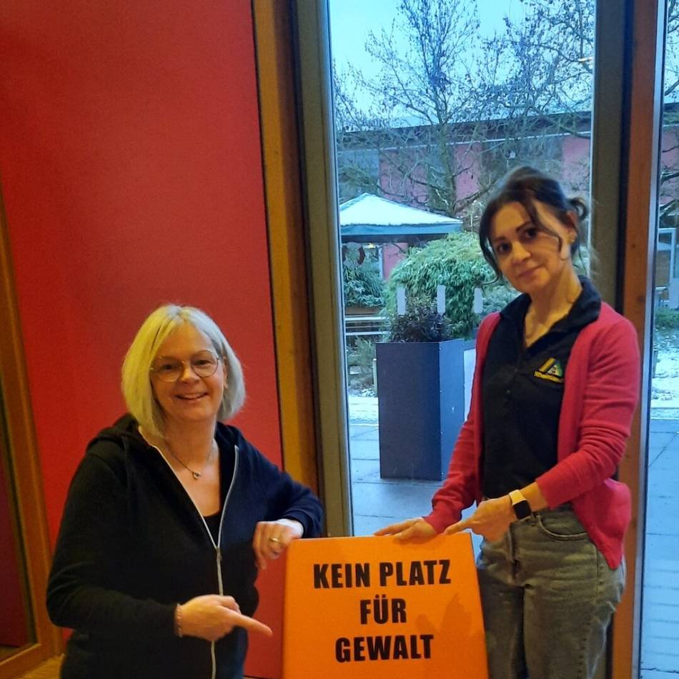 Orangefarbener Stuhl aufgestellt: Jugendherberge Xanten setzt Zeichen gegen Gewalt an Frauen