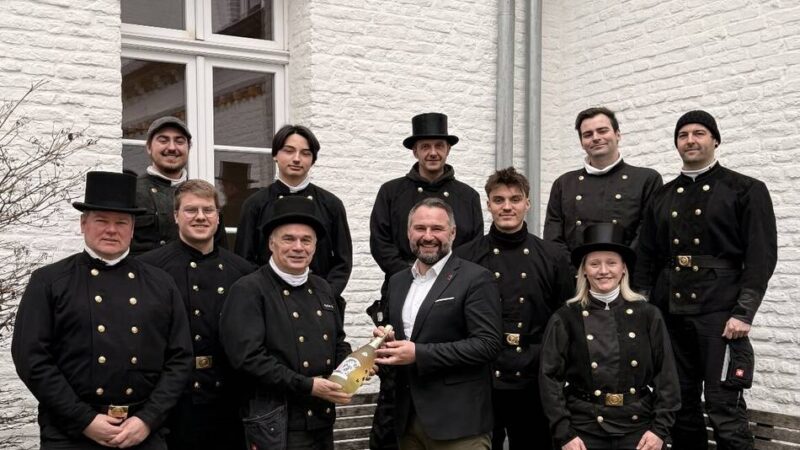 Schornsteinfeger zu Gast bei Bürgermeister Rafael Zur: Geballte Ladung Glück im Xantener Rathaus