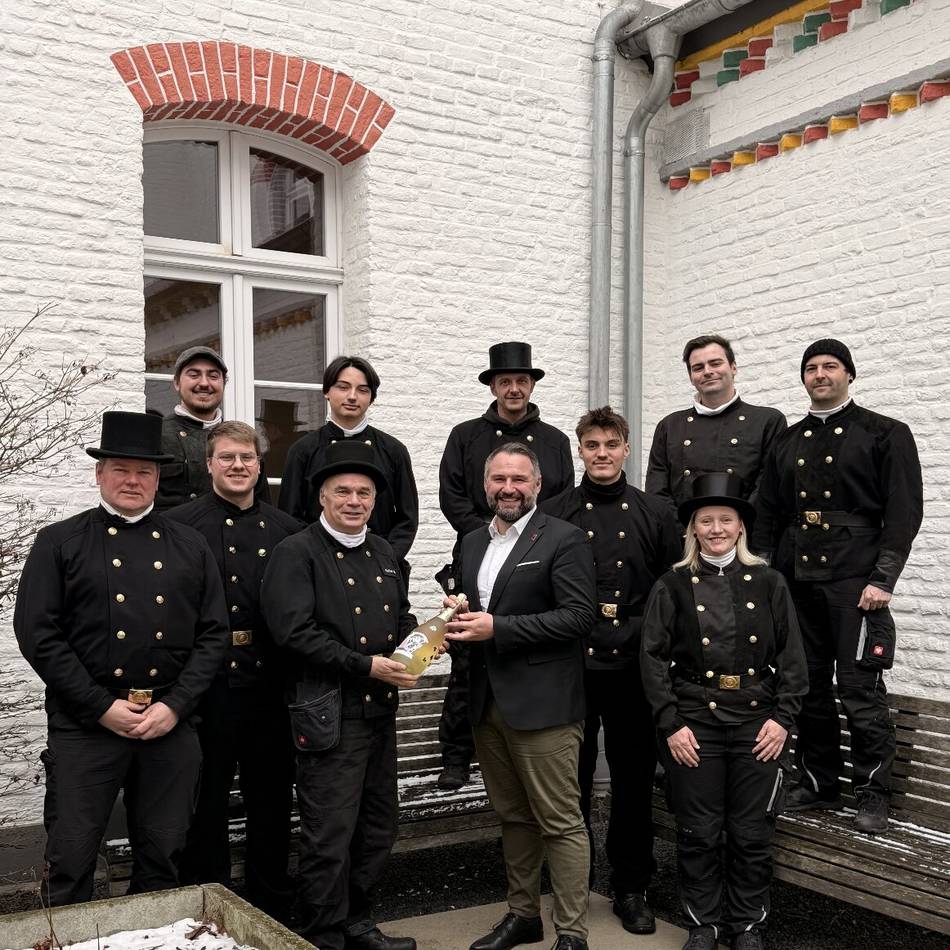 Schornsteinfeger zu Gast bei Bürgermeister Rafael Zur: Geballte Ladung Glück im Xantener Rathaus