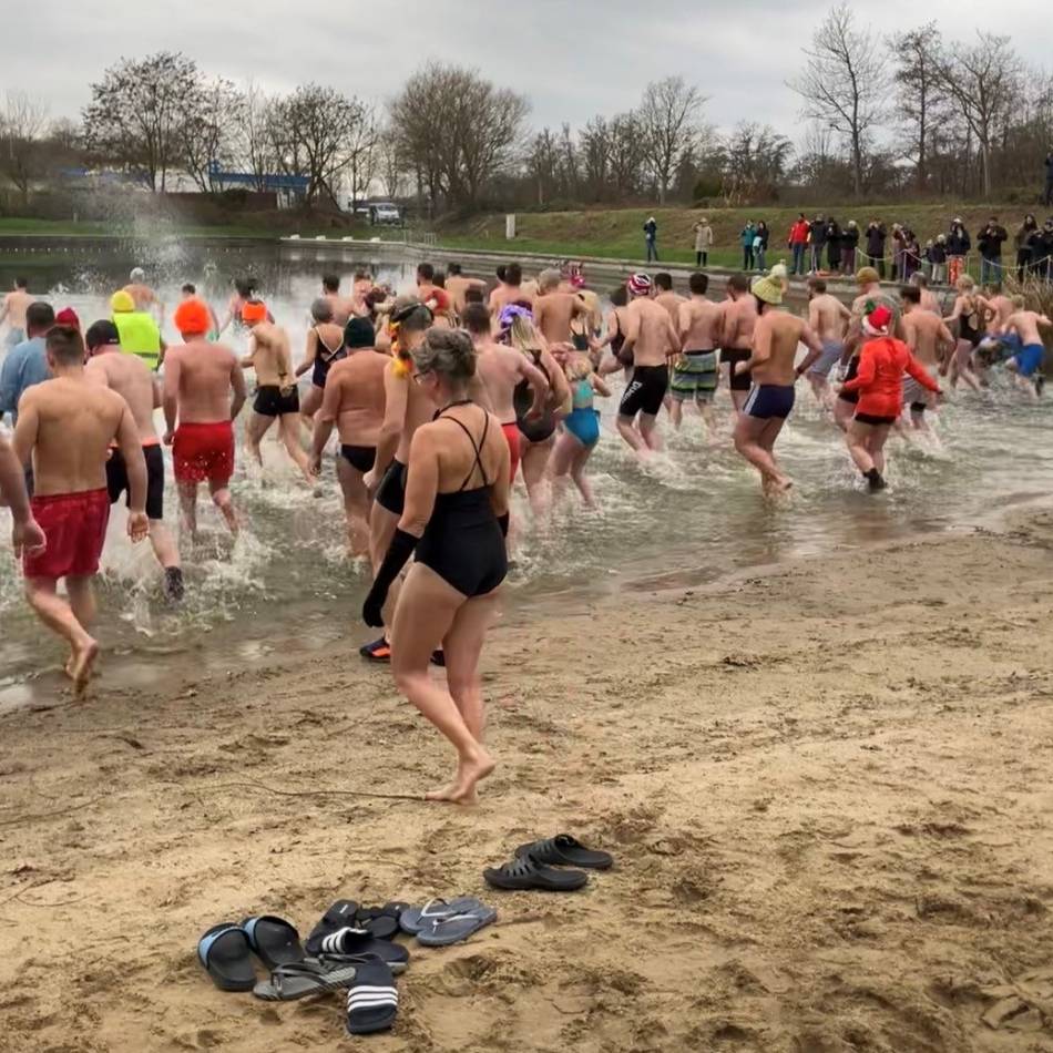 Viele stürzten sich ins kalte Wasser: „Als wenn viele kleine Nadeln in deinen Körper stechen“ – Neujahrsschwimmen in Wachtendonk