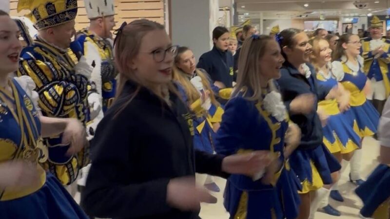 Flashmob im Mode-Geschäft: Tanzkorps der KG Ahl Dormagener
Junge stürmen Ring-Center