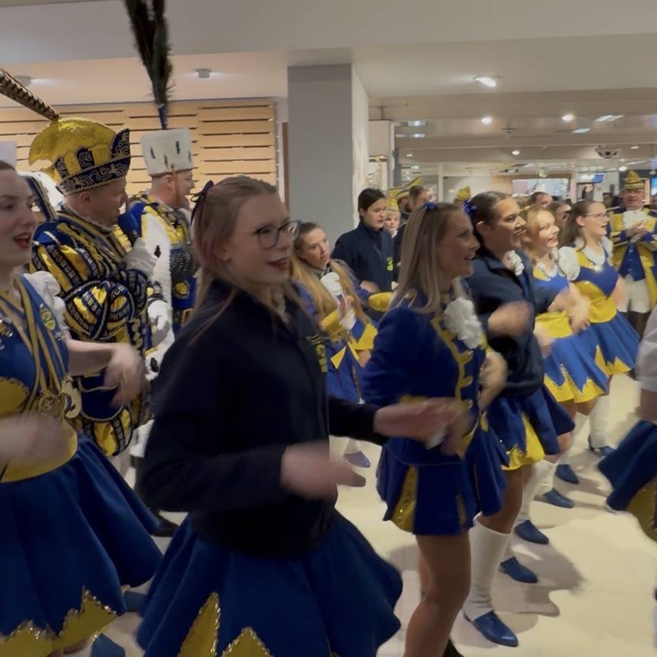 Flashmob im Mode-Geschäft: Tanzkorps der KG Ahl Dormagener
Junge stürmen Ring-Center