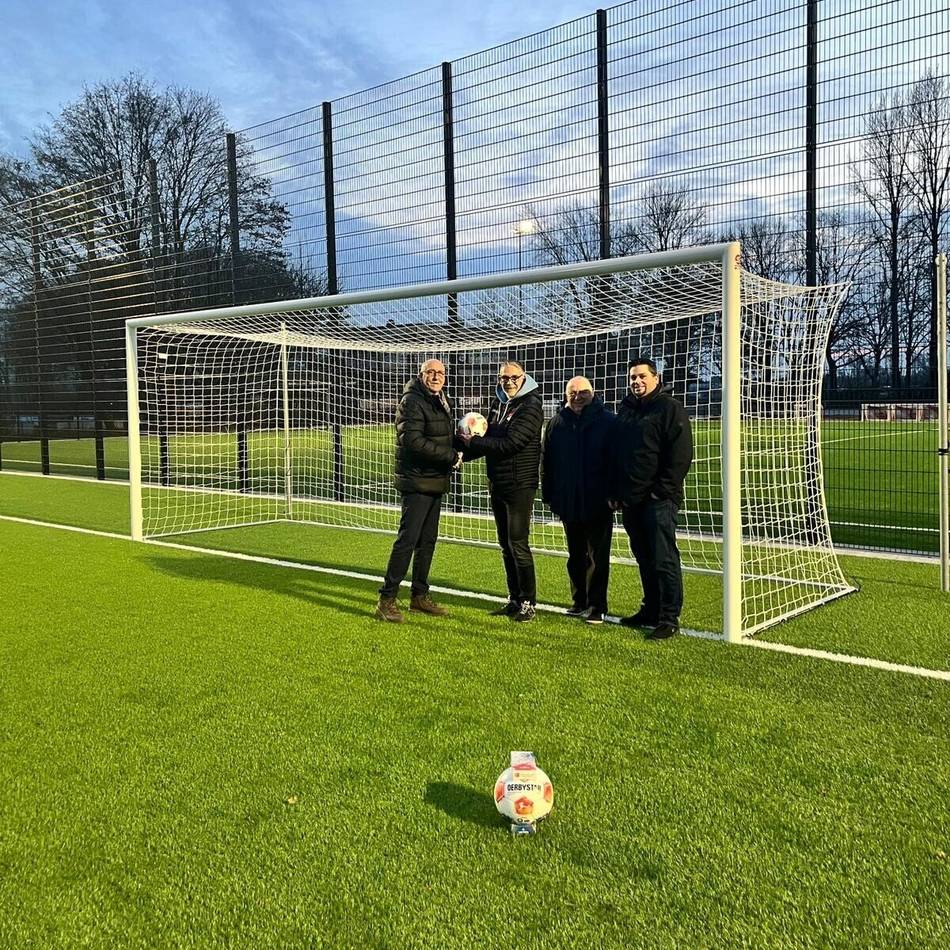 Besuch auf der Sportanlage: CDU gratuliert TuS Borth zum neuen Kunstrasenplatz